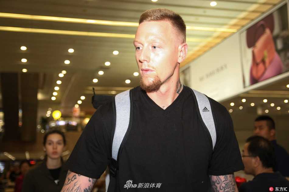 上海大鲨鱼迎新季 重炮明纳拉斯携爱妻空降申城 在机场休息区,明纳拉斯与妻子相对而坐,两人脸上都带着轻松愉悦的表情,仿佛在讨论着即将在上海展开的新生活,画面宁静而美好