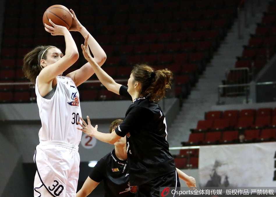 上海女篮主场大胜陕西 斯图尔特两双闪耀年终收官战 陕西队外援塔克在三人包夹下强行出手,尽管防守压力巨大,但她依然奋力为球队争取每一个得分机会