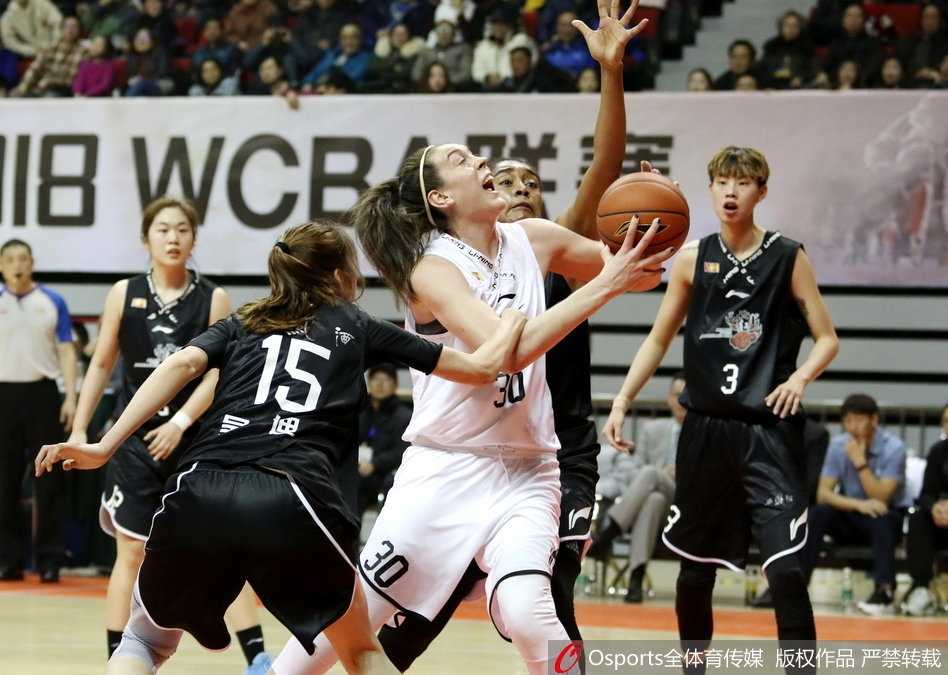 上海女篮主场大胜陕西 斯图尔特两双闪耀年终收官战 终场哨响,上海女篮的球员们在中圈围成一圈,击掌相庆这场年终收官战的重要胜利,脸上洋溢着自信的笑容