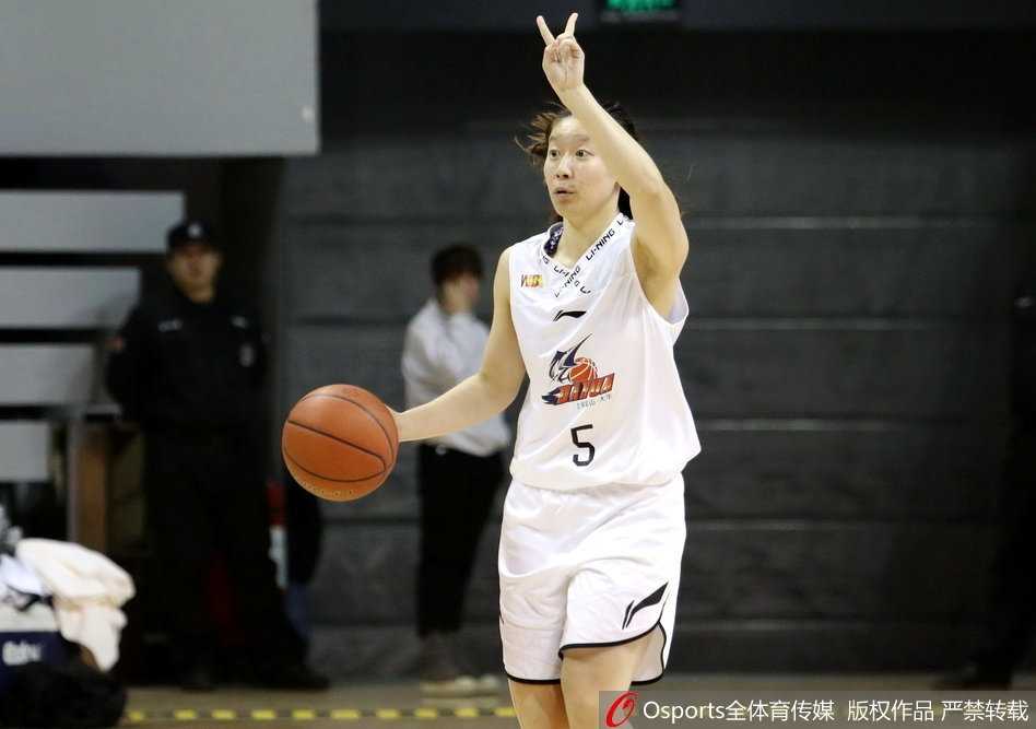 上海女篮主场大胜陕西 斯图尔特两双闪耀年终收官战 上海队核心斯图尔特在篮下以一敌二,凭借出色的身体素质强硬摘下前场篮板,眼神中充满对胜利的渴望