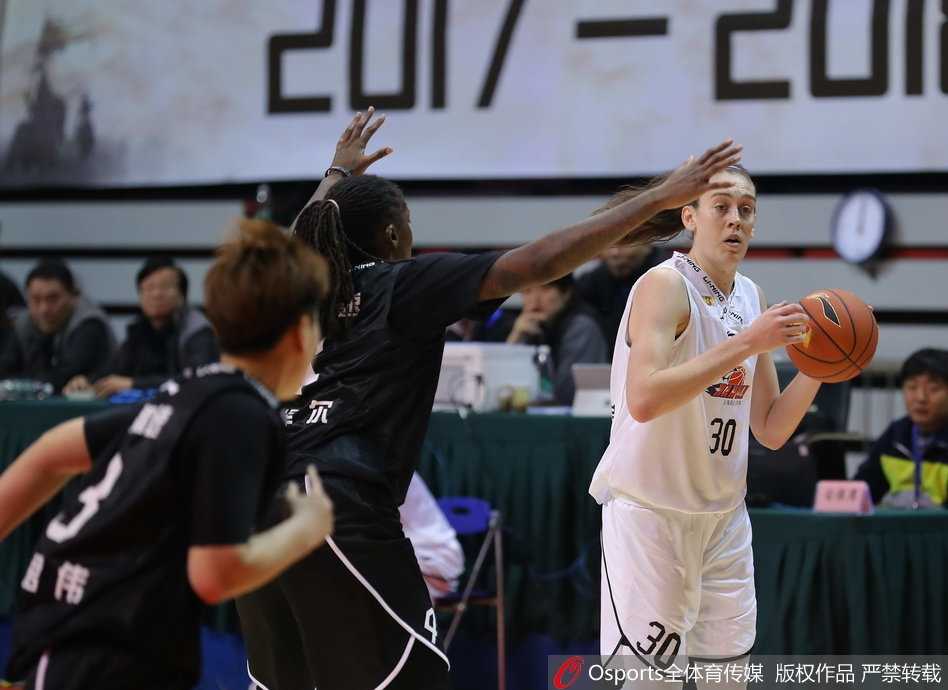 上海女篮主场惨败山东吞首败,六连胜纪录戛然而止 山东队姬晓跳投三分出手瞬间,皮球在空中划出优美弧线,场边的上海队教练郑志龙神情严峻。