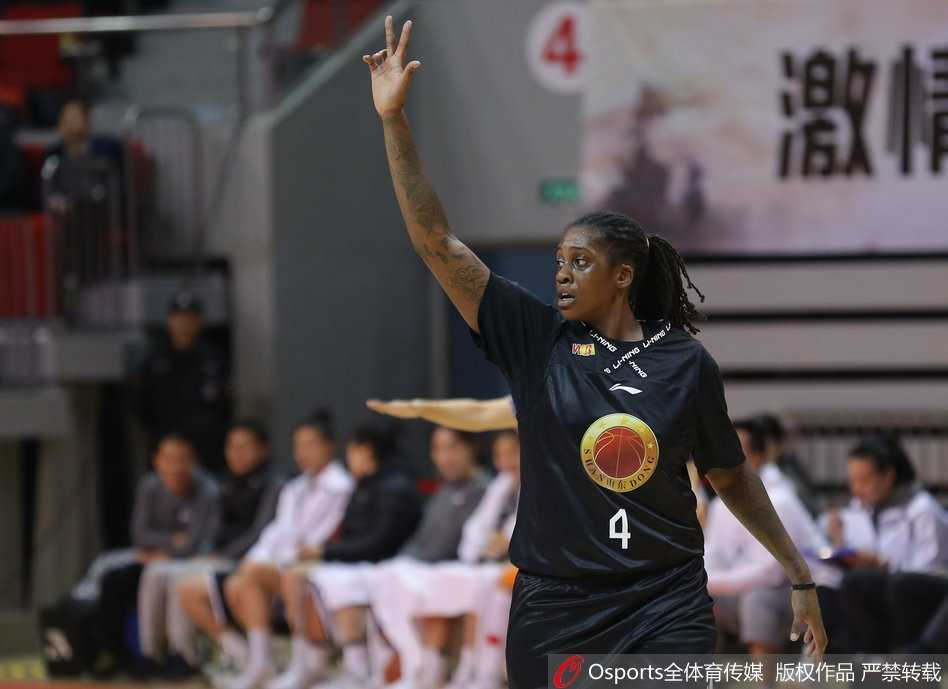上海女篮主场惨败山东吞首败,六连胜纪录戛然而止 山东队外援凯泽尔在篮下强攻,上海队防守球员奋力封盖,空气中弥漫着紧张的气息。