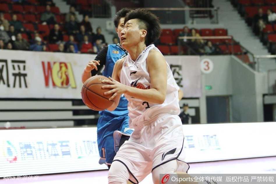 辽宁队主教练在场边情绪激动地大声指挥，双手比划战术，表情十分严肃