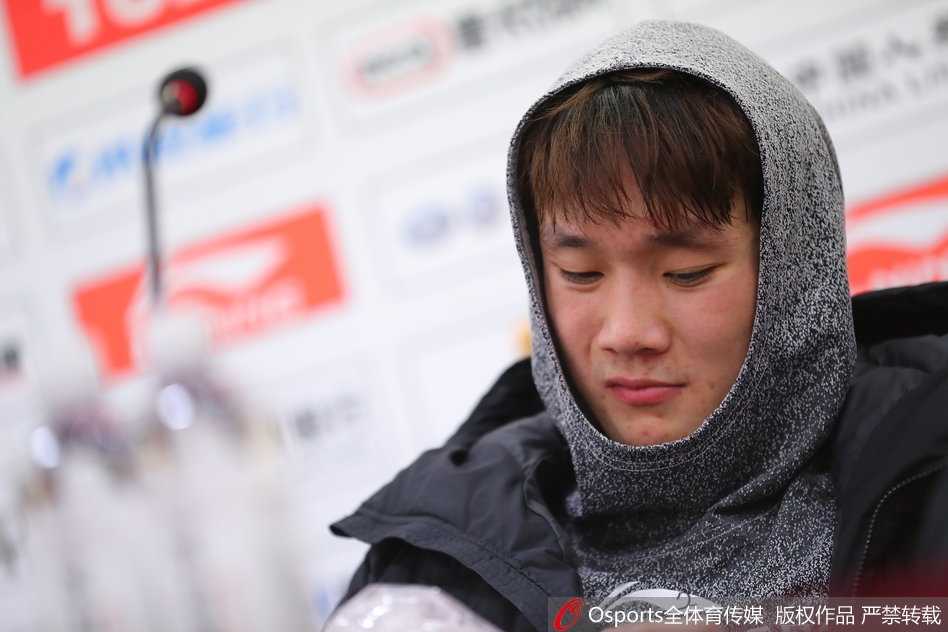 丁彦雨航用手托着下巴，做出倾听状，眼神专注而认真，但微微上扬的嘴角还是暴露了他内心的一丝小情绪