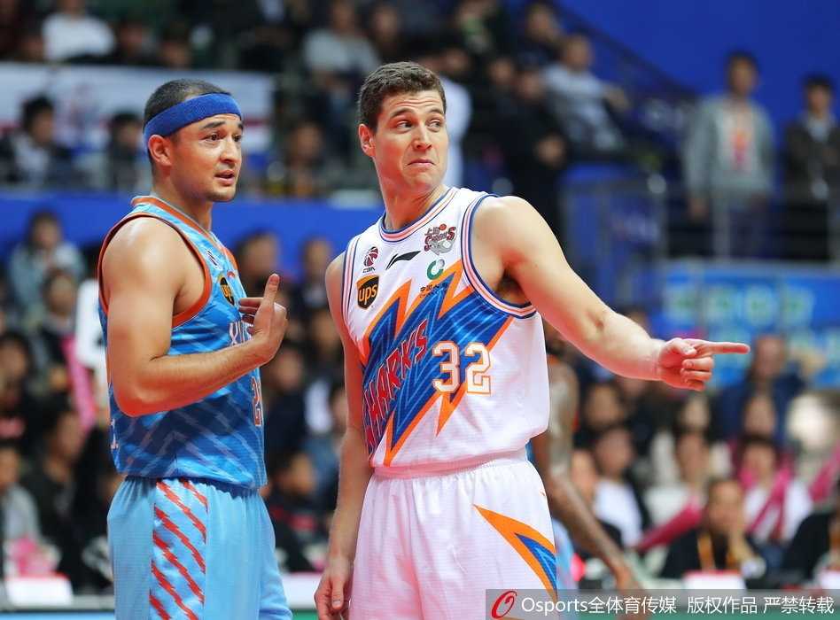 上海滩外援双星闪耀,大鲨鱼主场力擒新疆飞虎 身披大鲨鱼战袍的明纳拉斯面对飞虎防线,高高跃起出手三分,皮球在空中划出一道美丽的彩虹