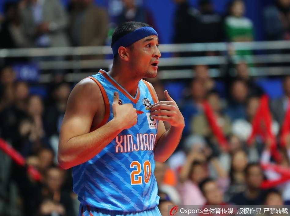 上海滩外援双星闪耀,大鲨鱼主场力擒新疆飞虎 新疆飞虎核心亚当斯如闪电般突破上海队的双人包夹,眼神坚定,寻找着上篮或传球的致命一击