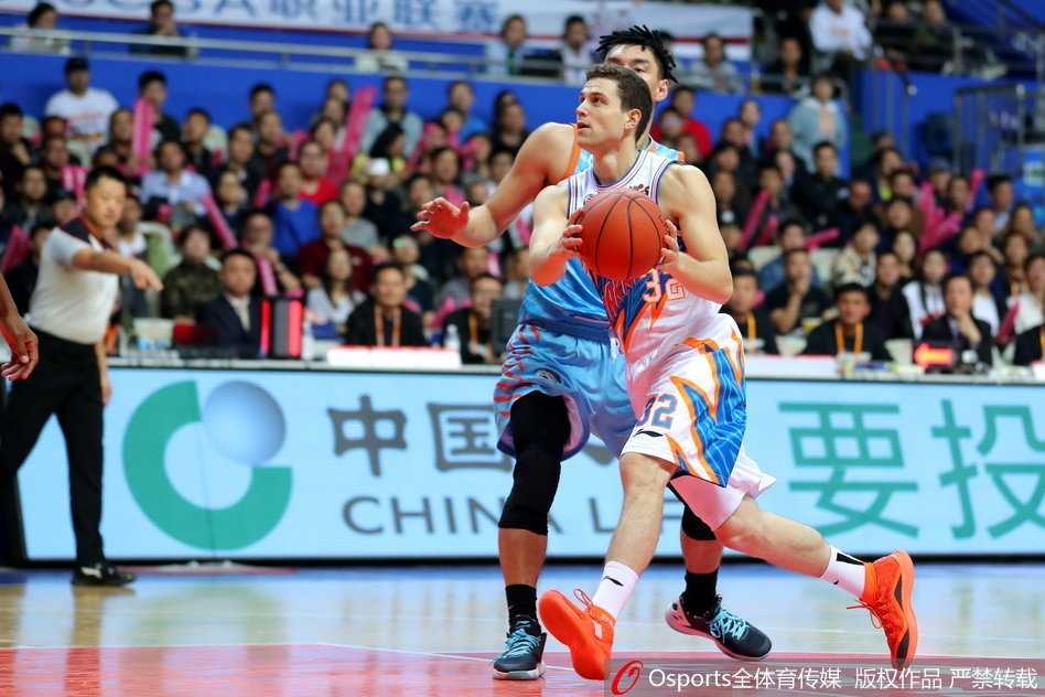 上海滩外援双星闪耀,大鲨鱼主场力擒新疆飞虎 上海队明纳拉斯迎着新疆队长可兰白克的贴身防守,依然自信地出手三分,篮球空心入网的瞬间