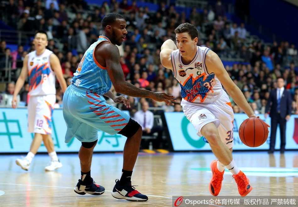 上海滩外援双星闪耀,大鲨鱼主场力擒新疆飞虎 比赛结束的哨声响起,上海大鲨鱼球员们围在一起激情庆祝这场来之不易的宝贵胜利