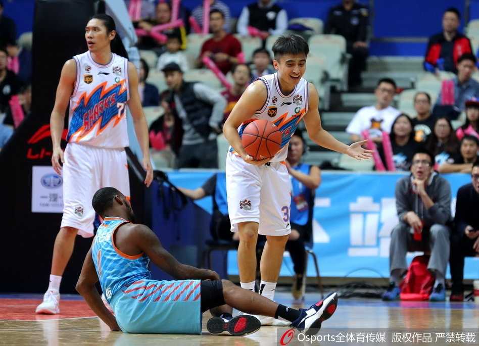 上海滩外援双星闪耀,大鲨鱼主场力擒新疆飞虎 计时器故障暂停期间,上海队主教练神情严峻地给围成一圈的队员们布置最后的战术