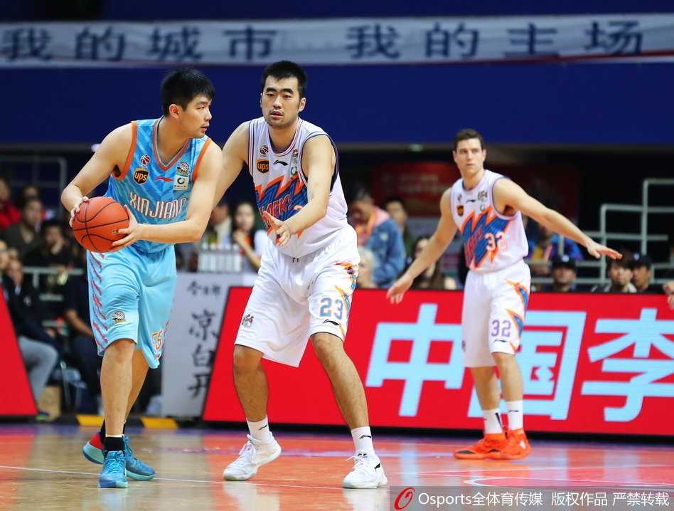 上海滩外援双星闪耀,大鲨鱼主场力擒新疆飞虎 上海队精神领袖弗雷戴特摆脱防守,用标志性的抛投完成进攻,篮球越过新疆队球员的指尖