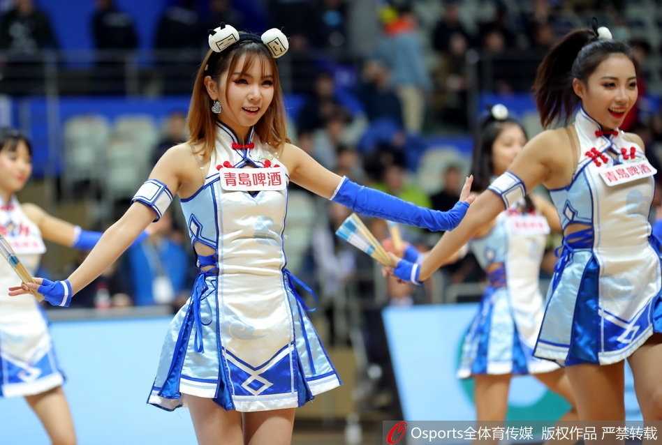 上海滩的二次元萌力:记一七赛季篮球宝贝的俏皮瞬间 表演进行时,女孩手中的彩球化作一道道彩虹弧线,她踮起脚尖,脸上洋溢着自信而纯真的微笑,仿佛此刻整个世界都是她的游乐园。