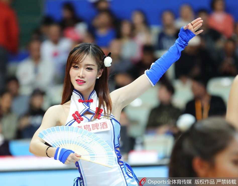 上海滩的激情脉搏:篮球宝贝的热舞与这座城市的蓝色荣耀 聚光灯下,身着炫彩队服的上海篮球宝贝们排开队列,她们高高跃起的瞬间,仿佛要将整个体育馆的热情都掀到顶棚。