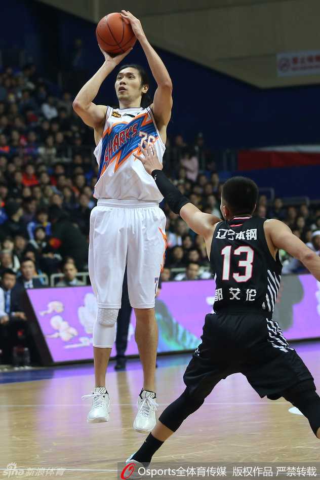 亚布塞莱在辽宁四人合围下如困兽般强硬起跳，虽然深陷包围圈却毫无惧色，将力量与对抗的美学展现得淋漓尽致。