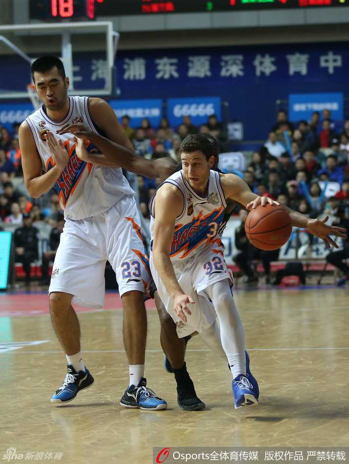 上海队核心弗雷戴特场边凝神观察场上局势，虽因伤无法出战，但他的心与队友同在，眼神中满是期待与信任。