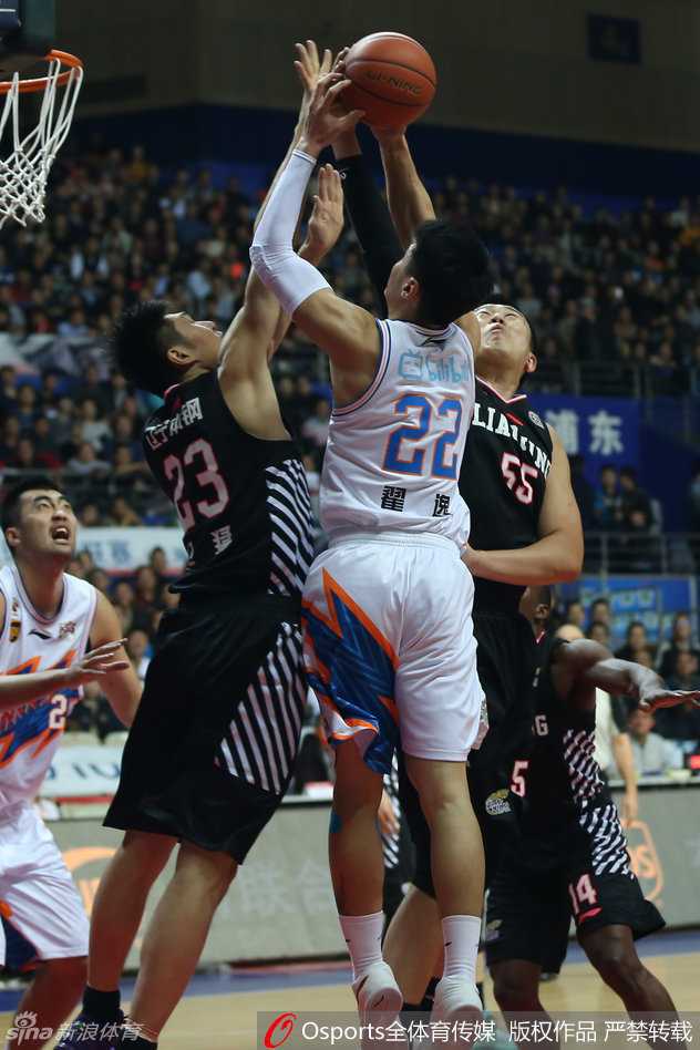 辽宁队外援弗雷戴特持球观察场上瞬息万变的局势，他正在寻找队友的跑位，试图撕裂上海队的防线。