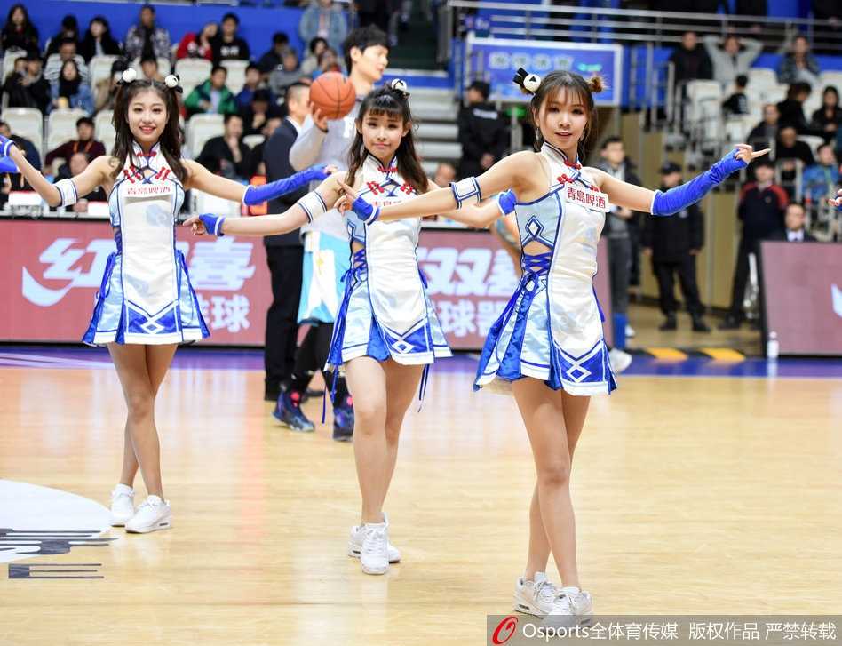 上海滩青春风暴 CBA篮球宝贝舞动源深体育馆 篮球宝贝们身着亮黄色热力战袍,马尾辫随着动感的节奏飞扬,她们在赛场中央排开整齐队形,用活力四射的舞步瞬间点燃了全场球迷的热情。
