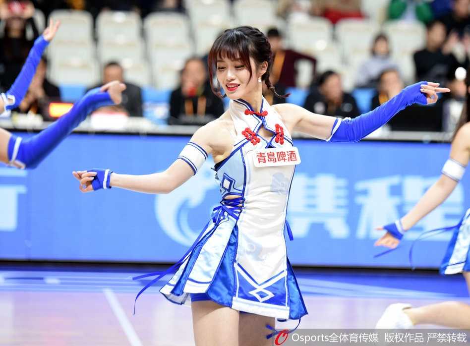 上海滩青春风暴 CBA篮球宝贝舞动源深体育馆 在五彩斑斓的灯光下,篮球宝贝们扬起手中的彩球,动作整齐划一充满力量感,她们不仅是场上的舞者,更是带领全场观众一起欢呼的领袖。