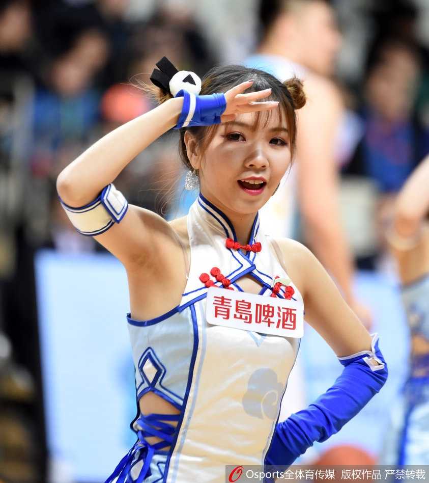 上海滩青春风暴 CBA篮球宝贝舞动源深体育馆 从侧面角度拍摄,一名篮球宝贝正在完成一个伸展动作,展现出优美的身体线条和青春的活力,仿佛在告诉世界,这里是挥洒汗水的赛场,也是释放激情的舞台。