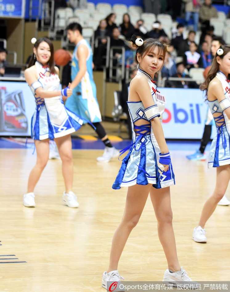 上海滩青春风暴 CBA篮球宝贝舞动源深体育馆 表演结束后,篮球宝贝们微笑着向观众席挥手致意,她们的脸上还带着运动后的红晕,但那份自信与快乐感染了在场的每一个人,为紧张激烈的比赛画上了一个温馨的句号。