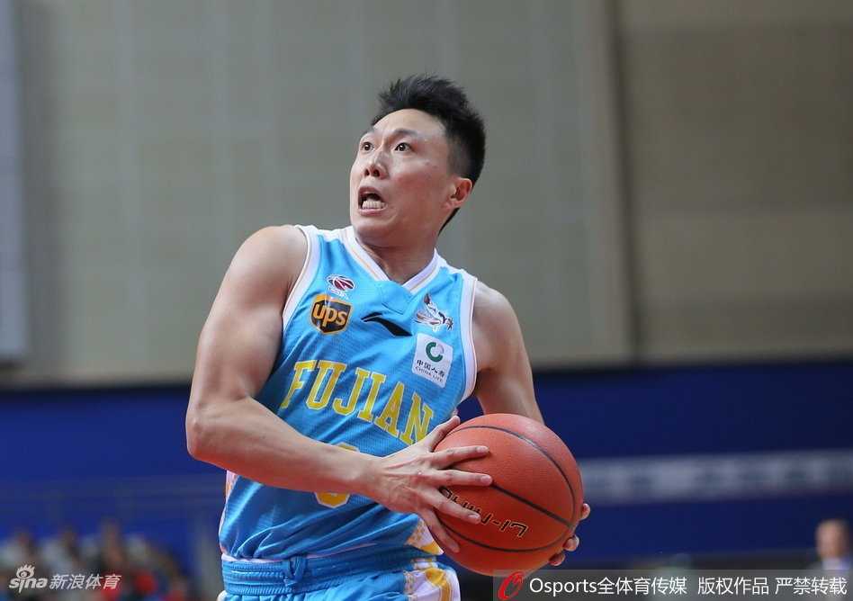 王哲林强硬背打张兆旭，转身小勾手命中，两人肌肉碰撞火星四溅，福建当家球星用行动证明内线统治力