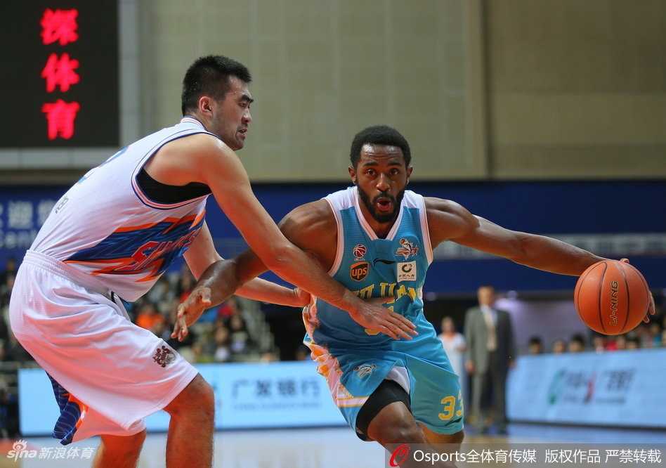 翟逸高高跃起单手劈扣，整个身体在空中完全舒展如满弓，防守球员只能无奈仰望成为背景板