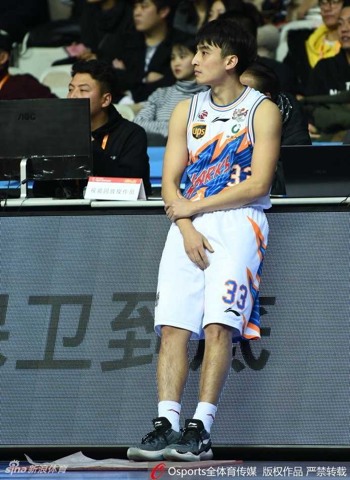 弗雷戴特在福建队三人包夹中强行出手，皮球划过一道完美弧线应声入网，寂寞大神眼神专注仿佛燃烧着火焰