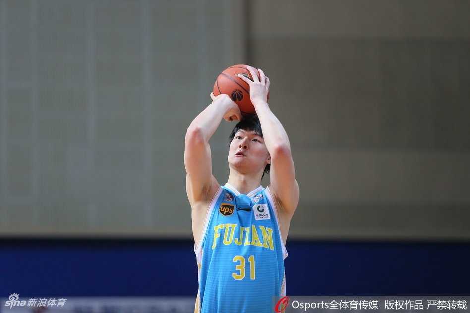 卢伟关键时刻手起刀落命中三分，握拳怒吼与队友撞胸庆祝，这位老将用大心脏表现为球队锁定胜局