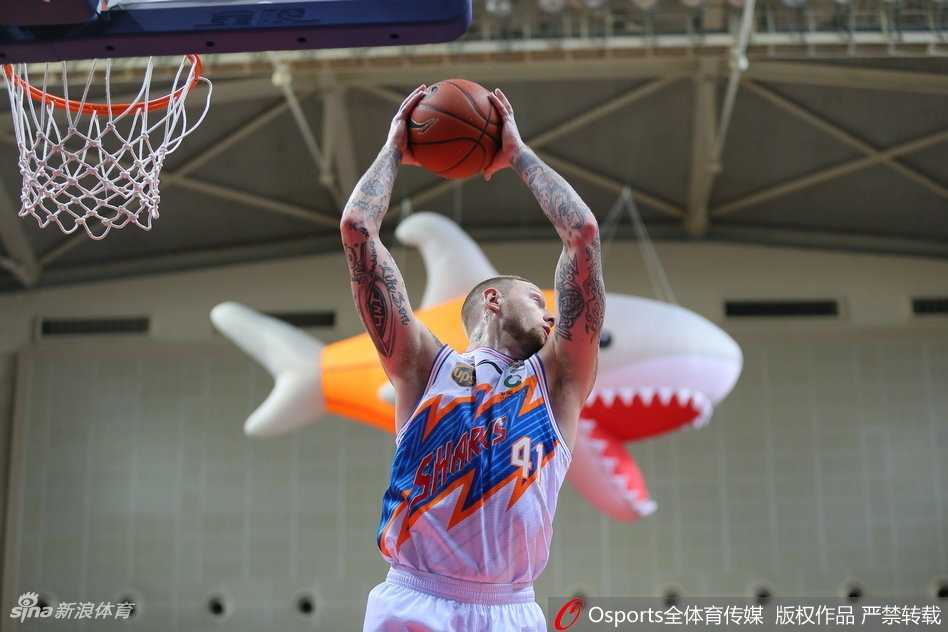 赵泰隆底角三分线外干拔跳投，皮球空心入网瞬间篮网翻起白浪，福建射手这场手感滚烫如烙铁