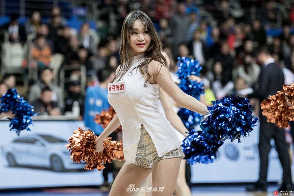 手持闪耀彩球的啦啦队女孩们摆出俏皮的ending pose，身姿轻盈如舞动的精灵，青春气息扑面而来