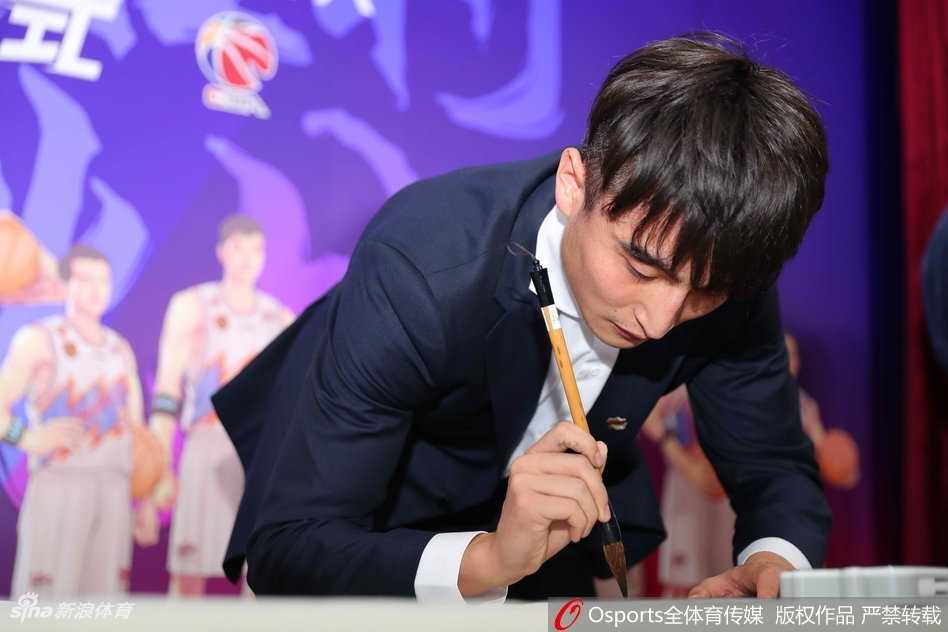 罗汉琛俯身于案前，手中的毛笔如龙蛇飞舞，全神贯注地在宣纸上书写，那份专注丝毫不亚于他在赛场上的突破上篮。