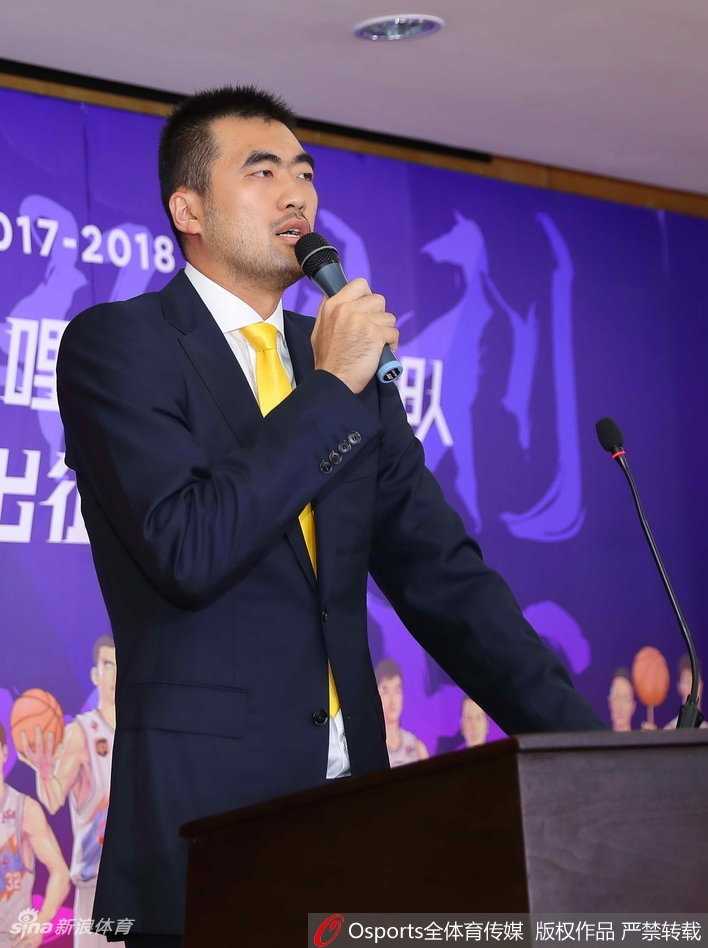 队长张兆旭代表全队发言，他的表情坚毅而沉稳，身后是崭新的上海男篮战袍，象征着责任与传承。