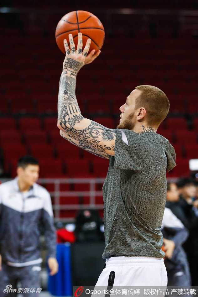 张兆旭在篮下用一次标准的勾手动作完成投篮，身高臂展的优势尽显无遗，作为球队的擎天白玉柱，他将面对北京队内线的轮番冲击。