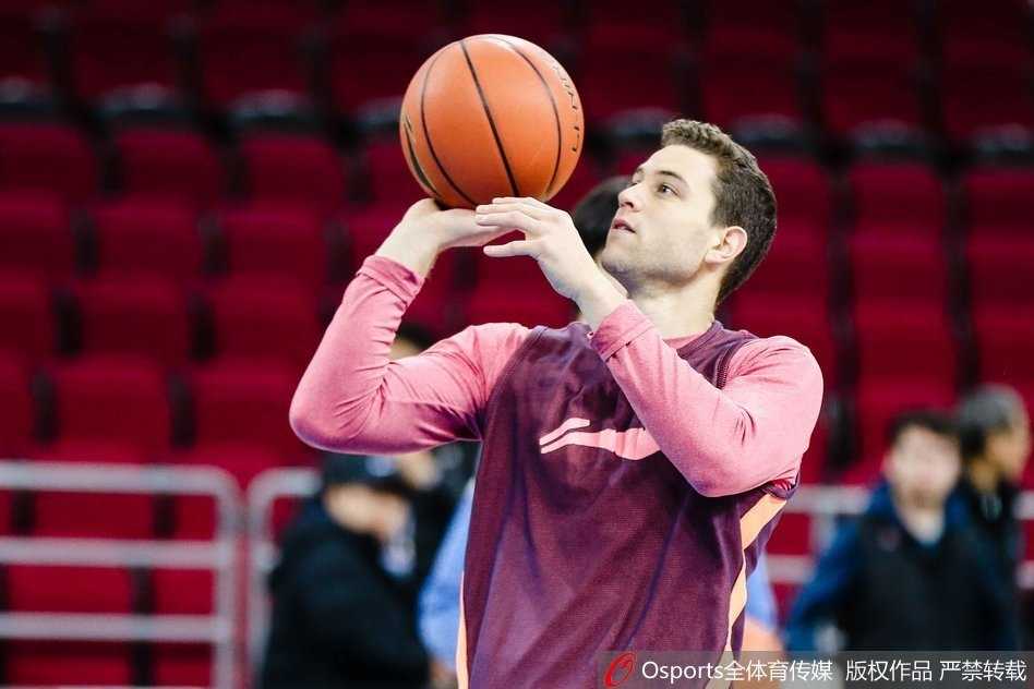 罗汉琛与蔡亮在训练间隙击掌鼓劲，眼神交汇中充满了对彼此的信任和对比赛的渴望。