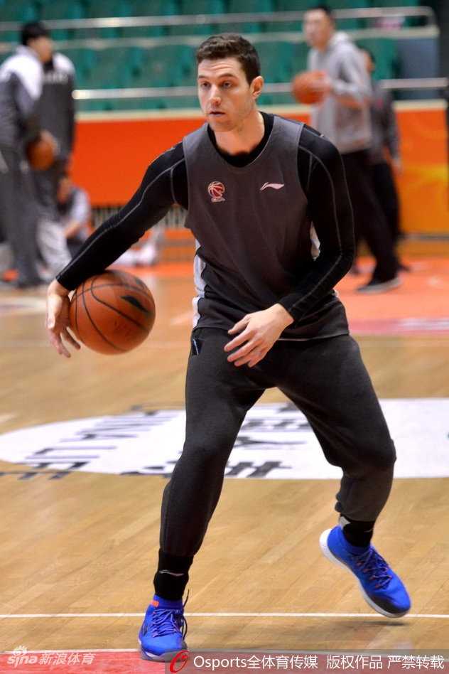 训练结束后，弗雷戴特加练投篮，场馆的灯光将他的影子拉得很长，孤独而执着的身影象征着上海男篮在季后赛边缘的最后一搏。