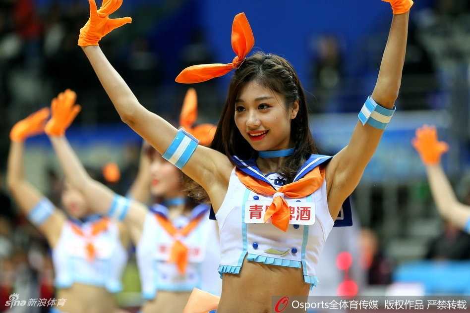 上海篮球宝贝化身二次元应援团,CBA赛场刮起青春旋风 在比赛暂停间隙,一群篮球宝贝冲上球场中央,她们围成一圈摆出整齐的起手式,蓝白相间的身影在球场地板的映衬下,犹如绽放的青春之花。