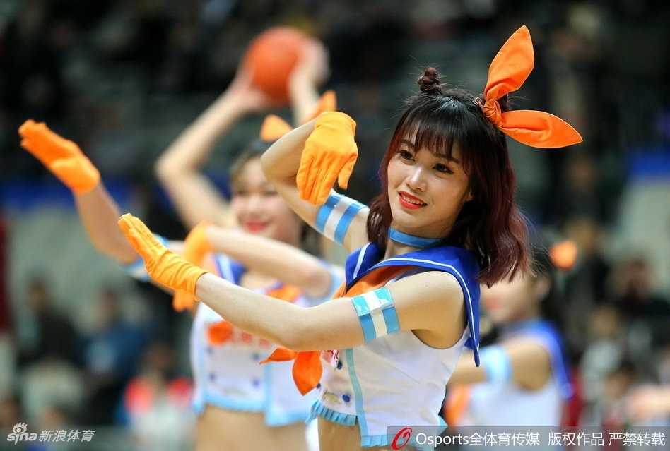 上海篮球宝贝化身二次元应援团,CBA赛场刮起青春旋风 舞蹈动作定格瞬间,这位宝贝伸展手臂,笑容明媚而自信,充满活力的姿态完美诠释了现代篮球宝贝的青春风采,也为激烈的篮球赛增添了一抹柔美。