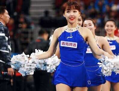 不只是颜值巅峰,更是梦想的舞者:走进北京巅峰啦啦队的十二年 齐小茄子和队友们穿着红白相间的活力套装,马尾辫高高扎起,在聚光灯下腾空跃起,充满了青春的动感与力量。