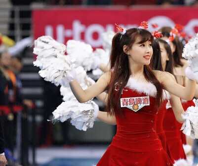 不只是颜值巅峰,更是梦想的舞者:走进北京巅峰啦啦队的十二年 中场表演时刻,齐小茄子与队友们手拉手向观众致意,每个人的脸上都洋溢着自信与喜悦,将现场气氛推向高潮。