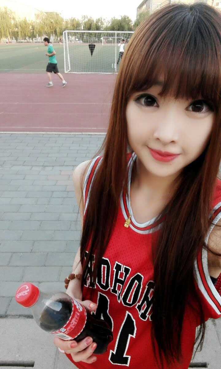 不只是颜值巅峰,更是梦想的舞者:走进北京巅峰啦啦队的十二年 训练场下的齐小茄子素颜出镜,与队友们笑作一团,展现出私下里亲和可爱、青春洋溢的一面。