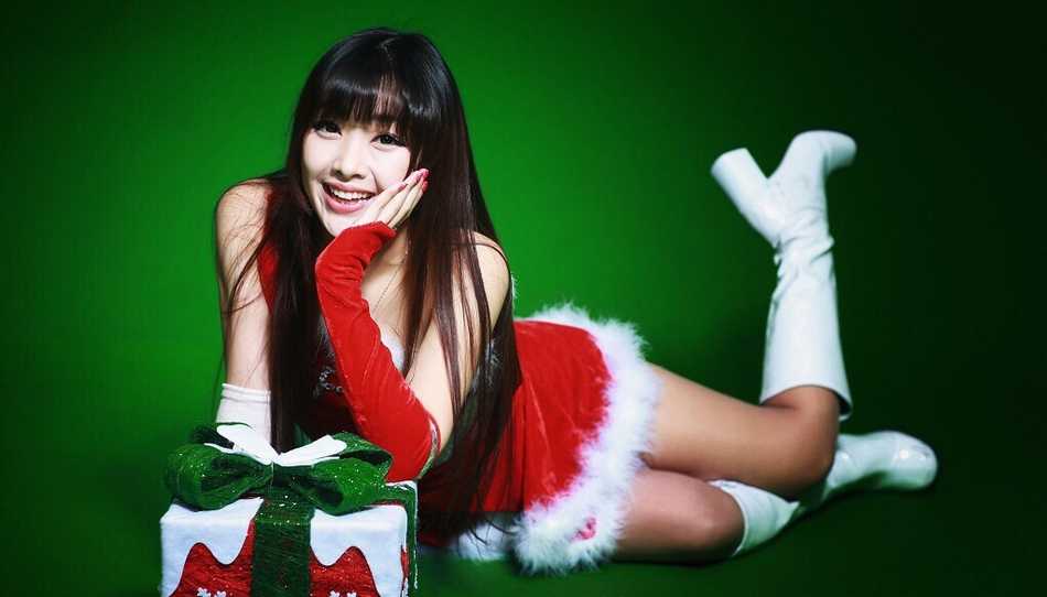 不只是颜值巅峰,更是梦想的舞者:走进北京巅峰啦啦队的十二年 齐小茄子身着亮黄色啦啦队服,在赛场上回眸一笑,甜美的笑容如同阳光般灿烂,瞬间点亮了整个球场。