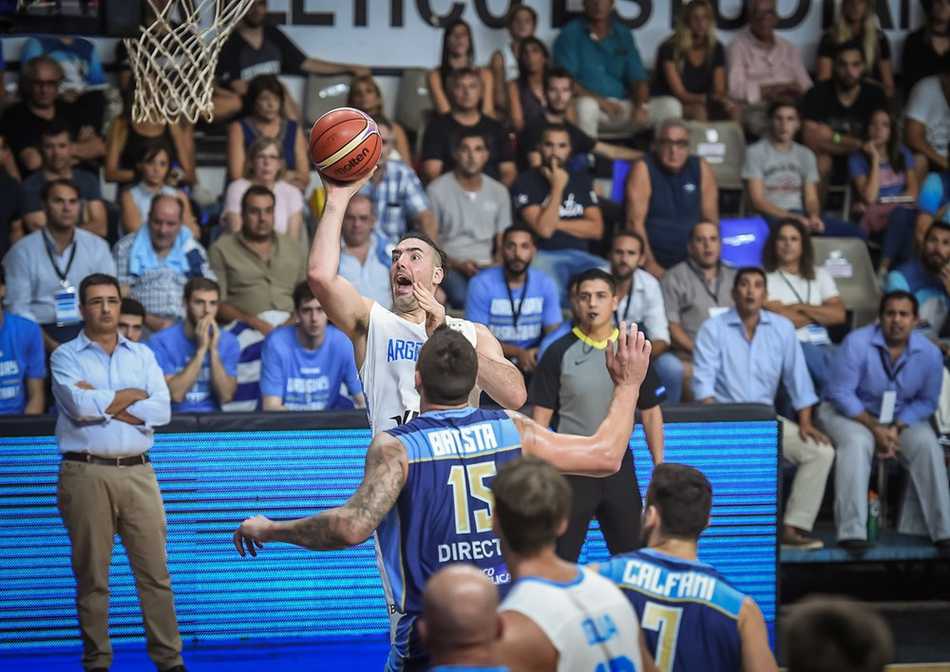 斯科拉面对双人包夹强行起跳投篮，他高举高打的姿势略显扭曲，眼神却死死盯着篮筐，展现了不屈的斗志。