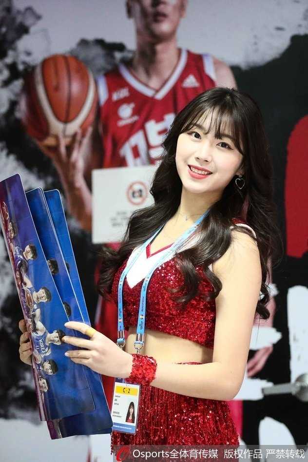 身穿素雅韩服引导球的韩国礼仪小姐，回眸一笑百媚生，温婉气质如春风拂面