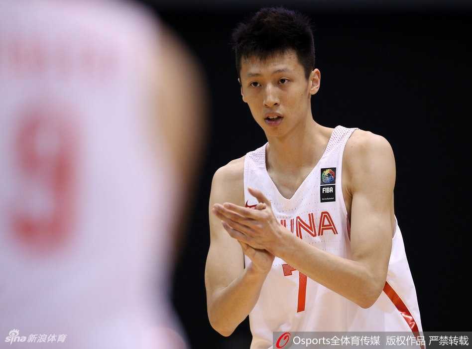 胡金秋背身卡位，强硬要球，准备进行下一次内线进攻。