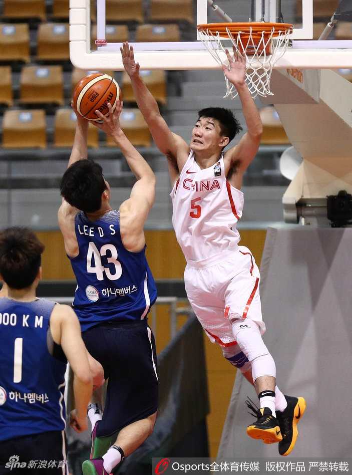 庄严时刻，五星红旗下的青春誓言，国歌奏响回荡在日本长野的球馆。