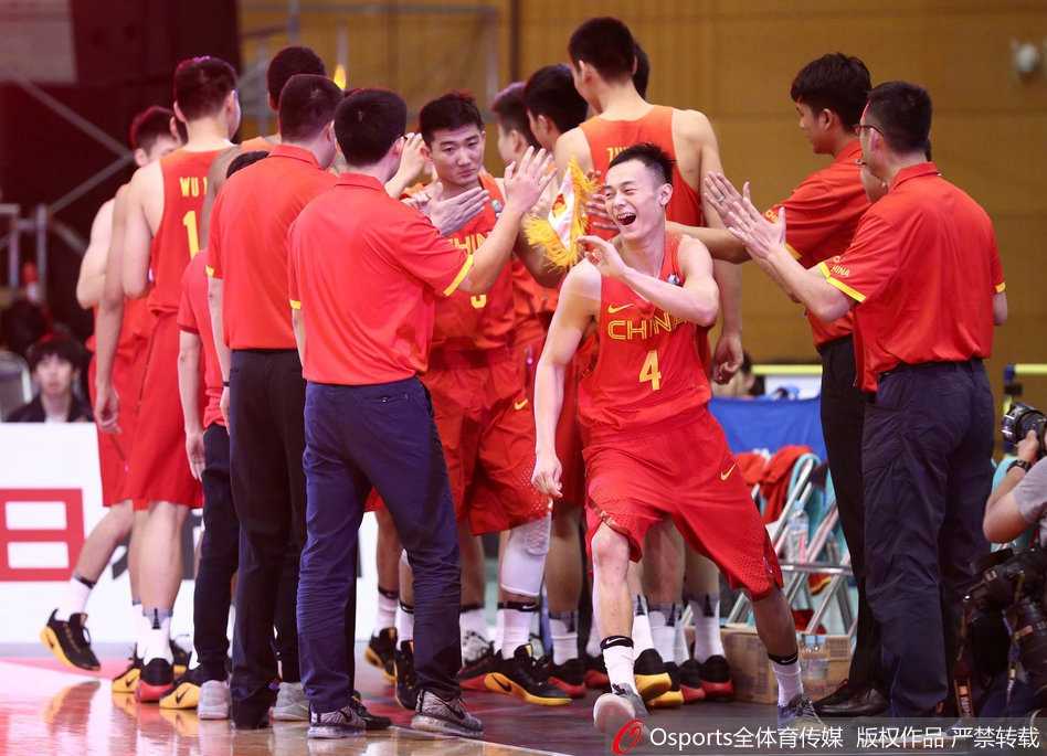 吴羽佳持球直面防守，他压低重心，准备利用速度和力量优势强行突破，年轻的脸上写满了无所畏惧。