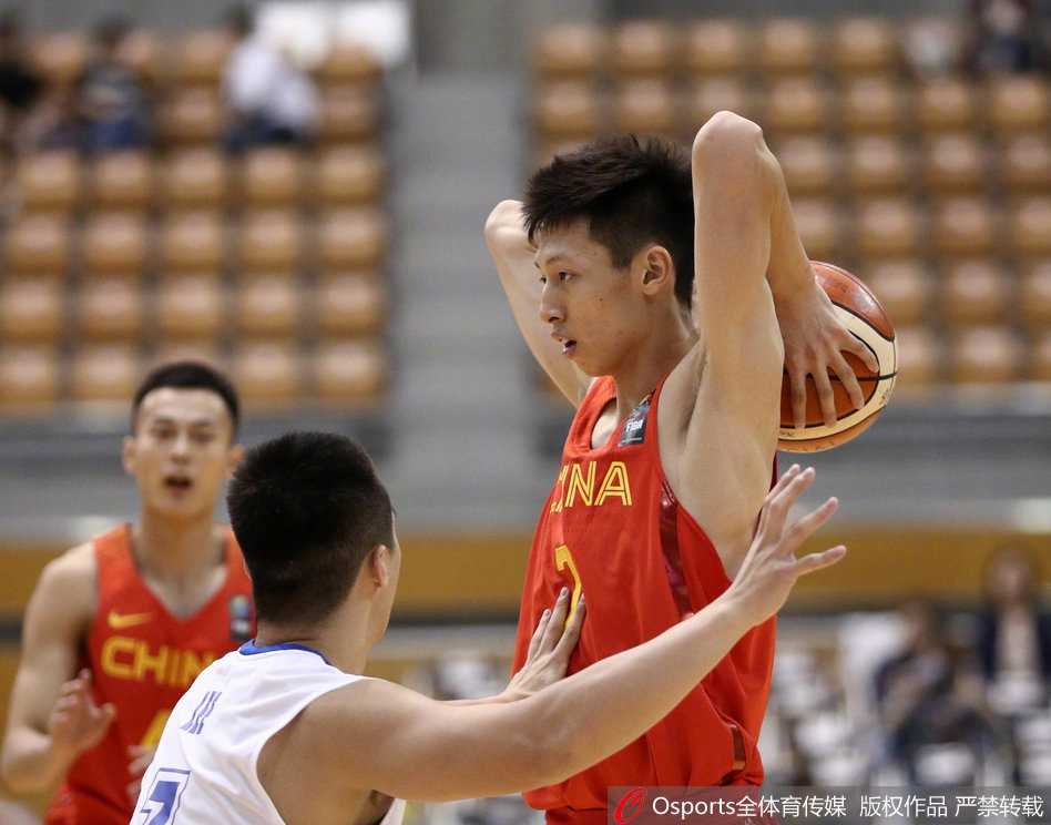 朱荣振面对防守强行杀向篮下，他利用身高优势高举高打，如同一辆重型坦克般不可阻挡。