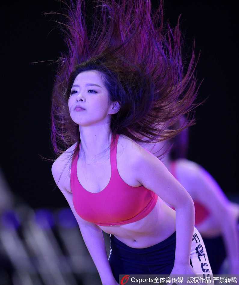 宝贝手举闪耀花球，身姿轻盈如燕跃向半空，飞扬的发丝与灿烂的笑容交织出赛场最活力的画面。