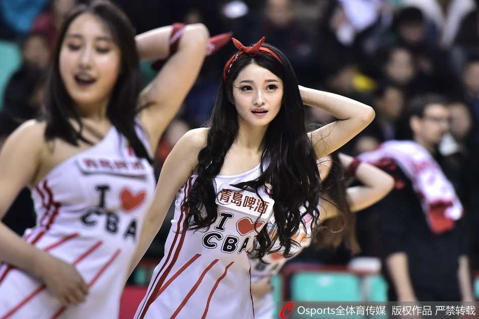 辽宁篮球宝贝们身姿挺拔，在球场中央整齐列队，她们面带灿烂笑容，准备用活力四射的舞蹈为即将开始的东北德比注入第一股热力