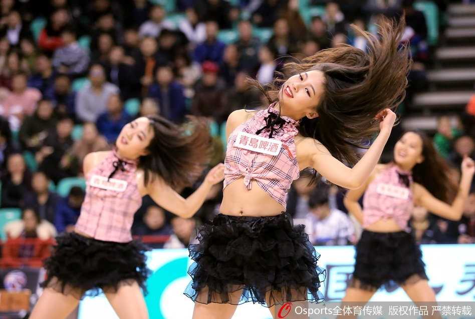 镜头拉近，这位篮球宝贝的眼神专注而明亮，手中的花球随着精准有力的动作在空中划出优美弧线，展现了赛场巾帼的飒爽英姿