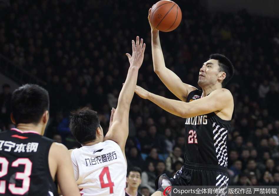 李晓旭高高跃起在空中，隔着吉林防守球员将球狠狠补进篮筐，暴力补扣瞬间引爆全场，手臂青筋暴起尽显血性。